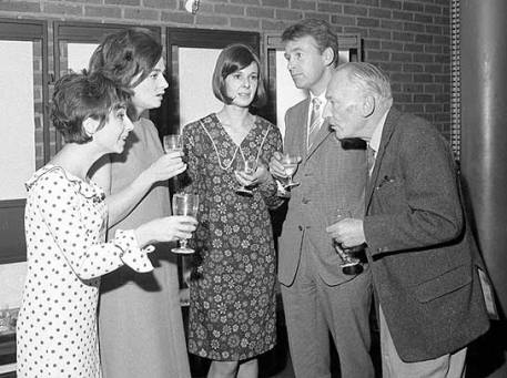 Verity Lambert (centre) with the original cast of Doctor Who